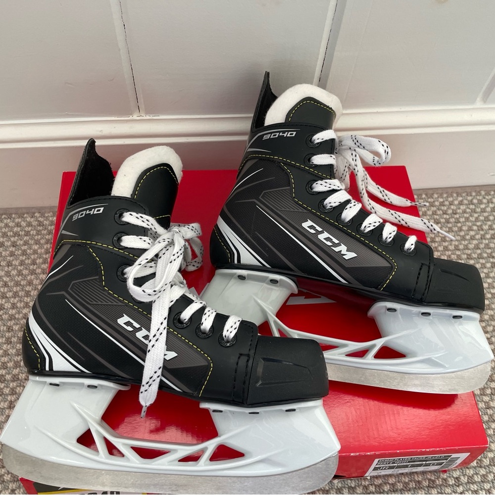 New CCM Junior 9040 hockey skates - size 1